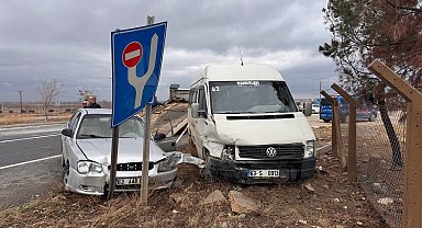 Otomobil ile minibüs çarpıştı: 7 yaralı