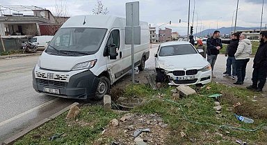 Otomobil ile minibüsün çarpıştığı kaza kamerada