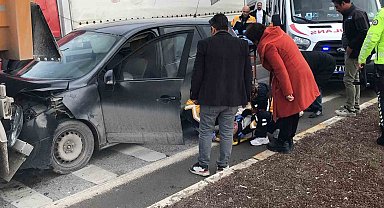 Otomobil, kırmızı ışıkta bekleyen tıra çarptı: 1 yaralı