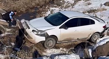 Otomobil köprüden dereye uçtu