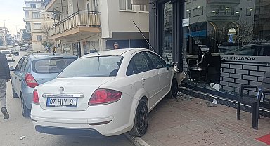 Otomobil kuaför dükkanına daldı: Çalışanlar kaçtı, müşteri fotoğraf çekti