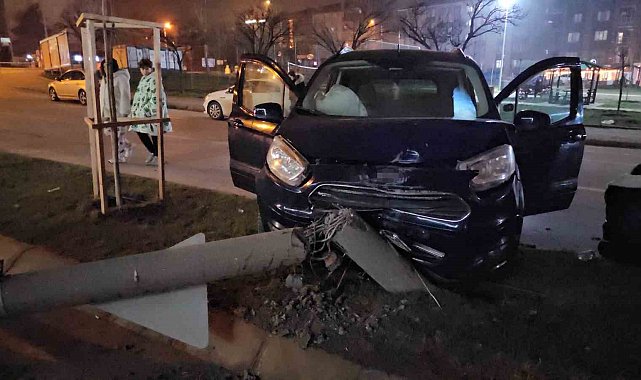 Otomobil refüje çıktı: Kaza anı kamerada