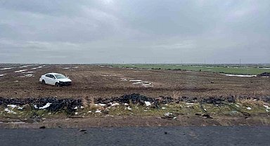 Otomobil tarlaya yuvarlandı, sürücü kazayı yara almadan atlattı