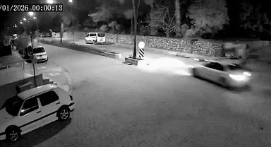 Otomobilin çarptığı motosikletli ve yolcusu metrelerce savruldu