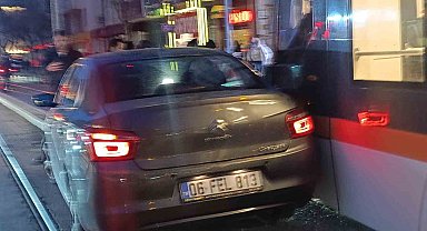 Otomobilin tramvayla çarpıştığı kazada maddi hasar oluştu