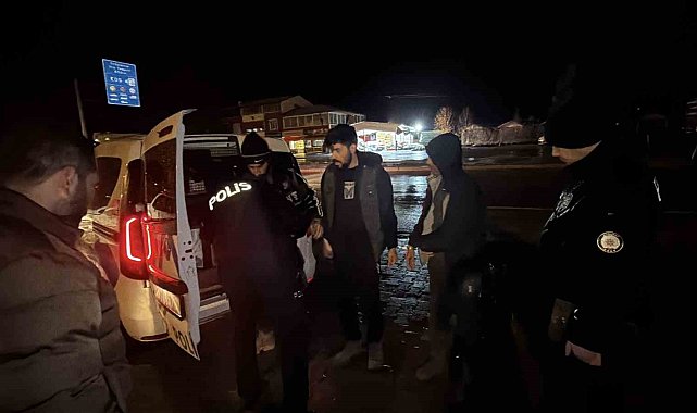 Otomobiliyle kaçak göçmen taşıyan sürücü tutuklandı