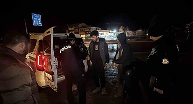 Otomobiliyle kaçak göçmen taşıyan sürücü tutuklandı