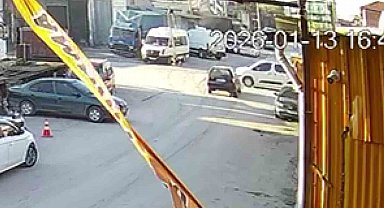 Otomobille çarpışan hafif ticari araç devrildi