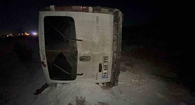 Otomobille çarpışan minibüs şarampole takla attı: 2 yaralı