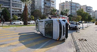 Otomobille çarpışan ticari araç yan yattı: 1 yaralı