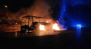 Otoyolda 39 yolcusu bulunan otobüs alev alev yandı