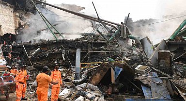 Pakistan'da alışveriş merkezinde yangın: 1'i itfaiye eri 6 ölü