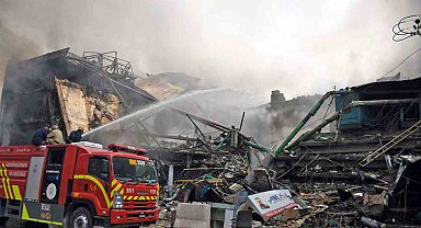 Pakistan'da AVM yangınında can pazarı: Alevlerden kaçarken metrelerce yüksekten yere çakıldı