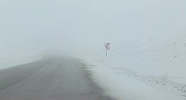 Palandöken geçidinde sis sürücülere zor anlar yaşatıyor
