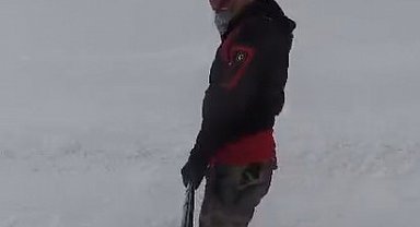 Palandöken'e gidemeyen kayak tutkunları köy yolunu piste çevirdi