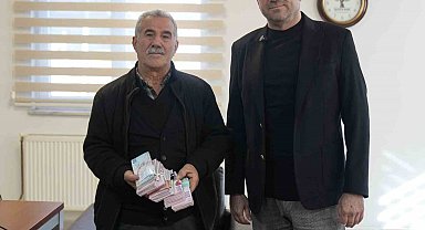 Para poşetini çöpe attı, çöp poşetiyle bankaya gitti