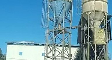 Parasını alamadığını iddia eden işçi siloya çıktı