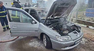 Park halindeki araç yanarak hurdaya döndü