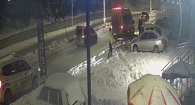 Park halindeki araçlara çarpıp kaçtı: o anlar kamerada