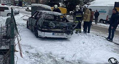 Park halindeki otomobil alev alev yandı