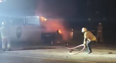 Park halindeki otomobil alev alev yandı