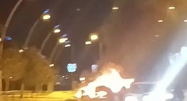 Park halindeki otomobil alev topuna döndü