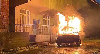 Park halindeki otomobil alevlere teslim oldu