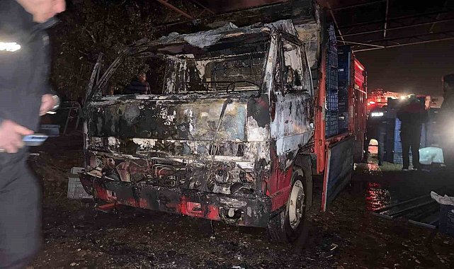 Park halindeyken yanan kamyonet kullanılamaz hale geldi