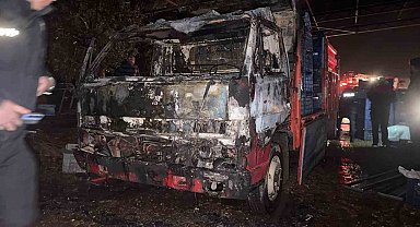 Park halindeyken yanan kamyonet kullanılamaz hale geldi