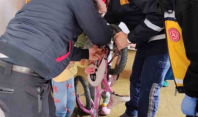 Parmağı bisiklet zincirine sıkışan çocuğu itfaiye kurtardı