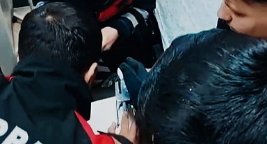 Parmağı zımbaya sıkışan genç için itfaiye ekipleri harekete geçti