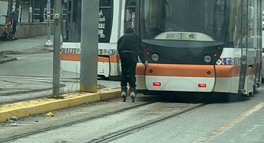 Patenli çocuk tramvayın arkasına tutunarak canını hiçe saydı