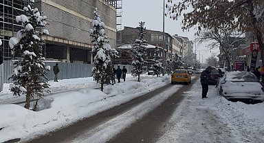 Patnos'ta kar yağışı yeniden etkisini gösterdi