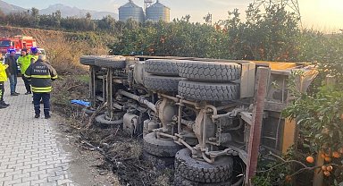 Payas'ta trafik kazası: devrilen kamyonun sürücüsü yaralandı