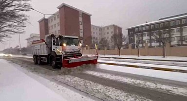 Pendik Belediyesi'nin karla mücadele çalışmaları tüm hızıyla sürüyor