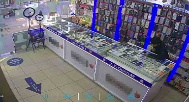 Pendik'te akılalmaz hırsızlık: kova ile dikkat dağıttılar, dükkan boşalınca telefonları çaldılar