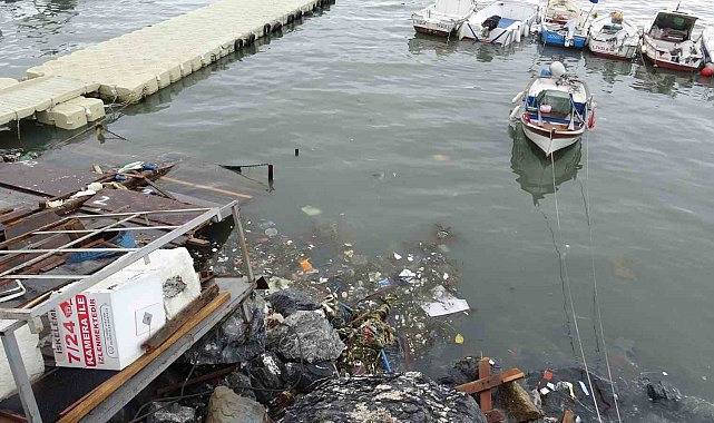 Pendik'te denize atık su alarmı: Kirlilik ve koku dayanılmaz boyuta ulaştı