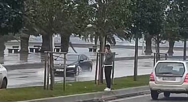 Pendik'te fırtına nedeniyle deniz suyu sahil yoluna vurdu
