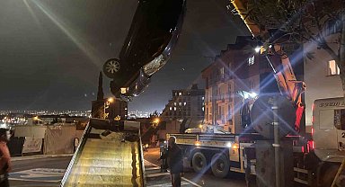 Pendik'te otomobil apartman bahçesine uçtu: 2 yaralı