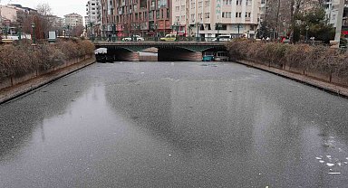 Porsuk Çayı'nın buz tutan yüzeyi çöple kaplanmaya başladı