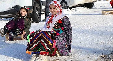 Poşet ve leğenle kayıyorlardı, kızak hediyesi türkü yaktırdı