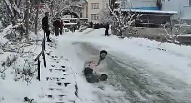 Poşetle kayan gençler hızını alamayarak bahçeye uçtu