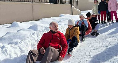 Poşetlerle kayarken sucuk mangala doydular
