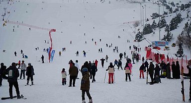 Rap müziğin yıldızı Çakal Ergan Kayak Merkezi'nde