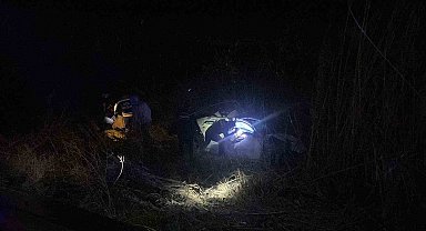 Refüje çarpan otomobil, dere yatağına düştü: 1 ölü, 3 yaralı