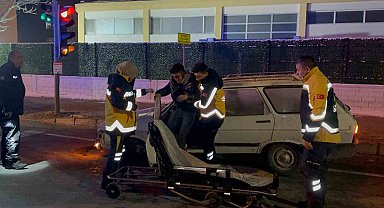 Refüje çarpan otomobilde sürücü yaralandı