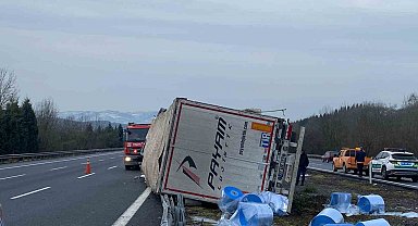 Refüje çarparak yan yatan tırın sürücüsü yaralandı