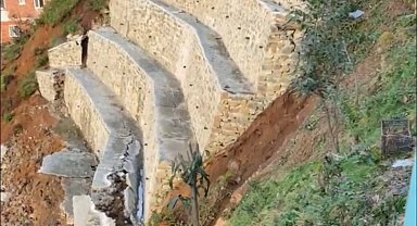 Rize'de istinat duvarı çöktü: 2 ev tedbir amaçlı boşaltıldı