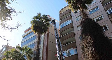 Rüzgar binanın cephesini söktü, facia kıl payı atlatıldı