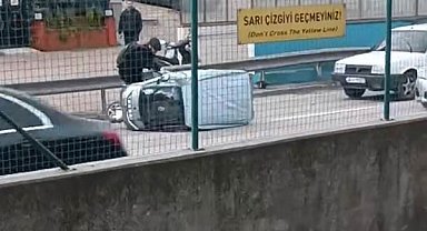 Rüzgarın etkisiyle devrilen otomobile çevredeki vatandaşlar koştu